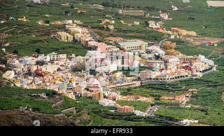 Die Stadt von Tazacorte auf der Kanarischen Insel La Palma, umgeben von Bananenplantagen. Stockfoto