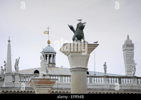 Eine Nahaufnahme von den Säulen von San Marco und San Todaro in Venedig, Italien. Stockfoto