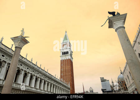 Einen niedrigen Winkel Blick auf San Marco Glockenturm und die Spalten von San Marco und San Todaro in Venedig, Italien. Stockfoto