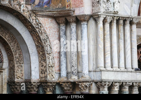 Die Spalten auf der Außenseite der Basilika Saint Mark am Piazza San Marco in Venedig, Italien. Stockfoto