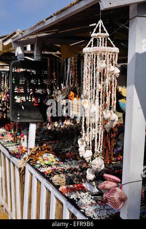 Handwerk-Stände-Dock in PUERTO PIZARRO. Abteilung von Tumbes. Peru Stockfoto