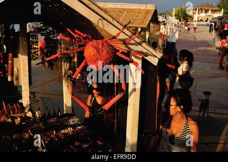 Handwerk-Stände-Dock in PUERTO PIZARRO. Abteilung von Tumbes. Peru Stockfoto