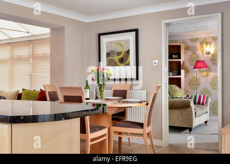 Innenansicht einer modernen UK home zeigt die Küche dinning Raum & seine Verbindung zum Wohnzimmer Stockfoto