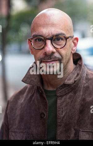 Porträt von zuversichtlich reifer Mann auf Straße Stockfoto
