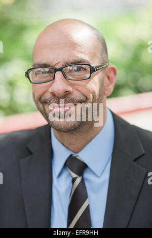 Porträt von reifer Geschäftsmann auf Straße Stockfoto