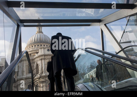 Ein Blick auf St. Pauls Cathedral, gesehen durch den Eingang eines Einkaufszentrums gegenüber in der City of London. St. Pauls Cathedral, London, ist eine anglikanische Kathedrale und Sitz des Bischofs von London. Sein Engagement für Paul der Apostel geht zurück auf die ursprüngliche Kirche auf dieser Seite im Jahre 604 n. Chr. gegründet. Str. Pauls sitzt an der Spitze des Ludgate Hill, dem höchsten Punkt in der City of London und ist die Mutterkirche der Diözese von London. Die heutige Kirche stammt aus dem späten 17. Jahrhundert war ein englischer Barock-Design von Sir Christopher Wren, gebaut, als Teil einer großen Wiederaufbau-Programm, das Stockfoto