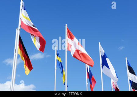 Flaggs Ostsee-Staaten wie Schweden, Deutschland, Finnland und So weiter in die Winde winken. Stockfoto