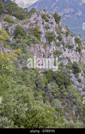 Paares treibendes Vintage classic rot Sportwagen im Süden von Frankreich Stockfoto