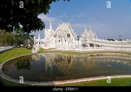 Horizontale Ansicht des Wat Rong Khun, der weiße Tempel in Chiang Rai. Stockfoto