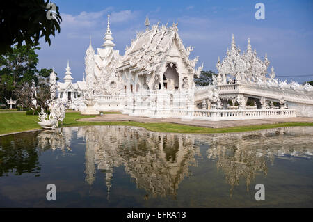 Horizontale Ansicht des Wat Rong Khun, der weiße Tempel in Chiang Rai. Stockfoto