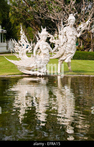 Vertikale Ansicht von weißem Marmor Statuen im Wat Rong Khun, der weiße Tempel in Chiang Rai. Stockfoto