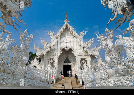 Horizontale Ansicht des Wat Rong Khun, der weiße Tempel in Chiang Rai. Stockfoto