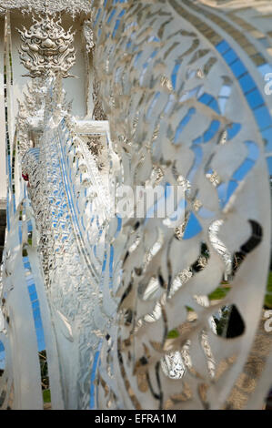 Vertikale Nahaufnahme von gespiegelten Dekoration am Wat Rong Khun, der weiße Tempel in Chiang Rai. Stockfoto