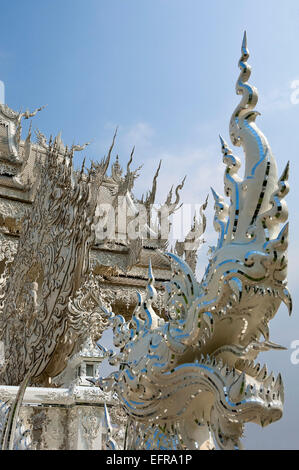 Vertikale Nahaufnahme von gespiegelten Dekoration am Wat Rong Khun, der weiße Tempel in Chiang Rai. Stockfoto