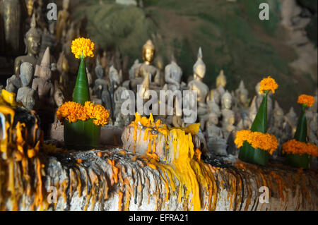 Horizontale Ansicht der handgefertigten Ringelblume Pyramiden und Buddha-Statuen in Höhlen von Pak Ou oder Tam Ting. Stockfoto