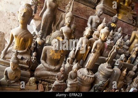Horizontale Nahaufnahme von Hunderten von Buddha-Statuen in den Höhlen von Pak Ou oder Tam Ting an einem sonnigen Tag. Stockfoto
