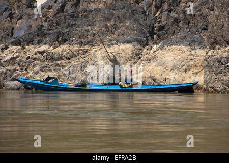 Horizontale Ansicht von einem lokalen Lao Mann Angeln in seinem Boot auf dem Mekong River. Stockfoto