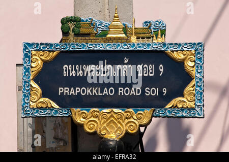 Horizontal in der Nähe einer ornamentalen Straße anmelden in Thailand. Stockfoto