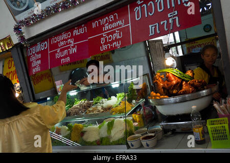 Horizontale Nahaufnahme von einer heißen Take-away-Garküche in Thailand. Stockfoto