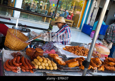 Horizontal vertikal Nahaufnahme einer Fastfood-Stall auf der Straße in Thailand. Stockfoto