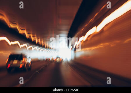 Autos fahren durch Tunnel, Langzeitbelichtung Stockfoto