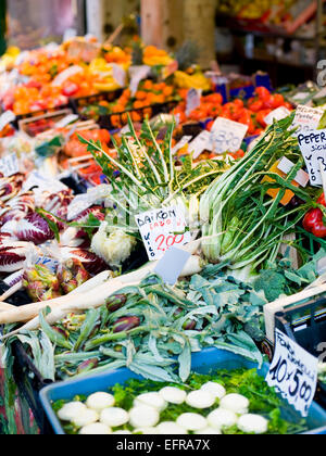 Ein Marktstand, beladen mit frischem Gemüse auf dem Rialto-Lebensmittelmarkt. Stockfoto