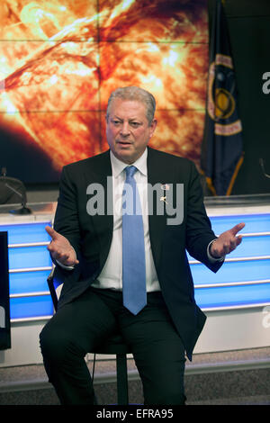 Der ehemalige Vizepräsident Al Gore spricht Nachrichtenmedien am Kennedy Space Center vor dem geplanten abheben der NOAA Deep Space Climate Observatory Mission oder DSCOVR, an Bord einer SpaceX Falcon 9 Rakete 8. Februar 2015 in Cape Canaveral, Florida. Stockfoto