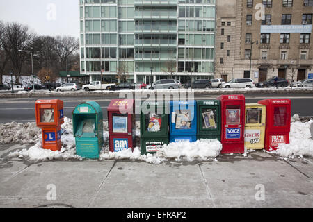 Dispenser für verschiedene kostenfreie Tageszeitungen außerhalb der wichtigsten Brooklyn Public Library am Eastern Parkway in Brooklyn, New York.