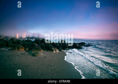 Nebel im Stanley Park überrollen. Blick über den Strand. Stockfoto