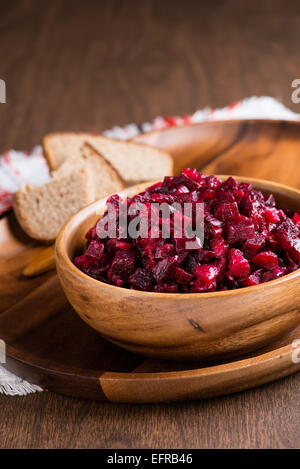 Russische Rote Beete Salat in Holzschale mit Roggenbrot, rustikal, selektiven Fokus Stockfoto