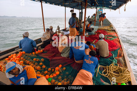 Fischer stachen in See in traditionellen Holzboot in Richtung Tiefenwasser im arabischen Meer. Stockfoto