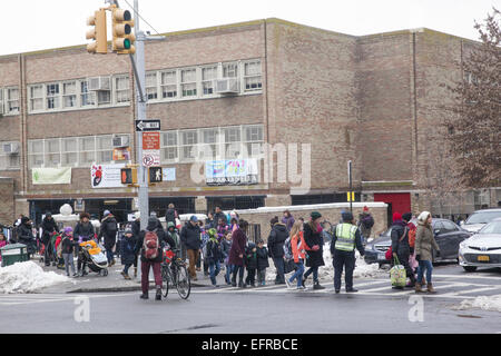 Eltern und Betreuer holen Kinder aus PS 321 öffentliche Grundschule in der 7th Avenue, eine der Attraktionen für Familien, liv Stockfoto