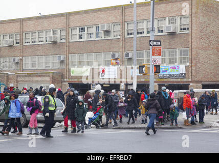 Eltern und Betreuer holen Kinder aus PS 321 öffentliche Grundschule in der 7th Avenue, eine der Attraktionen für Familien, liv Stockfoto