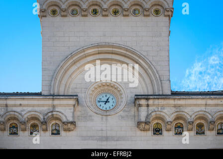 Italien, Abruzzen, Chieti, Turm des Gebäudes von der Chamber Of Commerce in 1930 Bogen gebaut. Camillo Guerra. Stockfoto