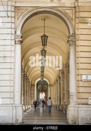Italien, Abruzzen, Chieti, Kolonnade des Corso Marrucino Stockfoto
