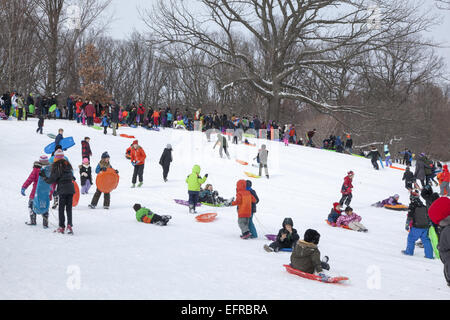 Familien, Rodeln und Menschen nur aus genießen Prospect Park nach einem Schneefall in Park Slope, Brooklyn, NY. Stockfoto