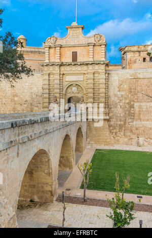 Das mittelalterliche Tor zu der Stille Stadt Mdina in Malta Stockfoto