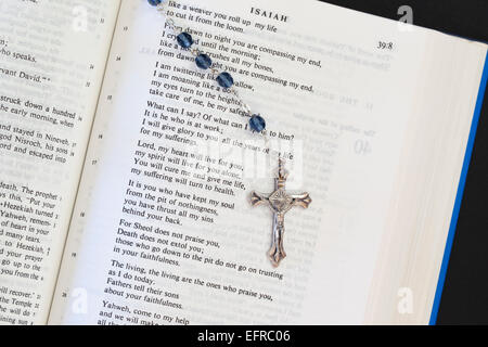 Nahaufnahme von Rosary Beads auf einer offenen Bibel Stockfoto