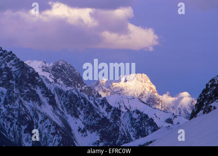 Schöne helle leuchtende 6000 m + Peak in Pakistan Nordbereich Stockfoto