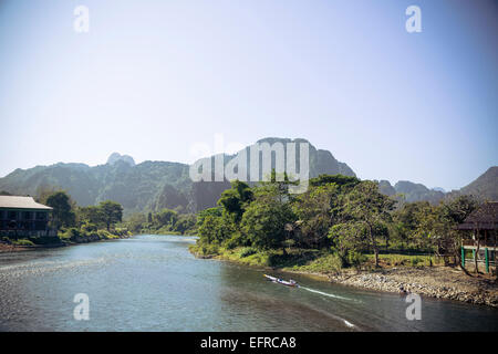 Blick über Nam Song River, Vang Vieng, Laos. Stockfoto