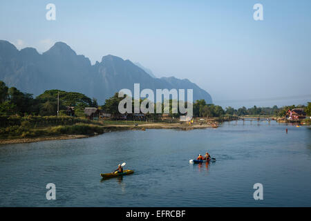 Menschen am Nam Song River, Vang Vieng, Laos Kajak. Stockfoto