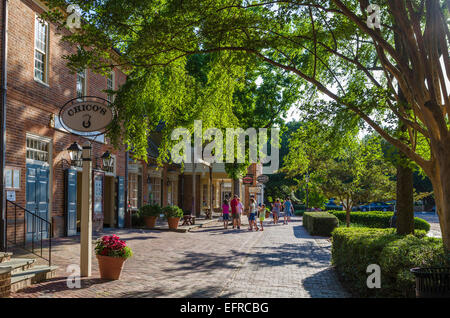 Geschäfte und Restaurants auf Duke of Gloucester Street im historischen Stadtzentrum von Williamsburg, Virginia, USA Stockfoto