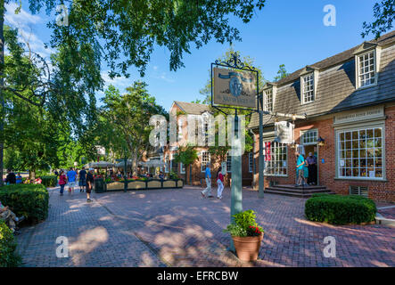 Geschäfte und Restaurants auf Duke of Gloucester Street im historischen Stadtzentrum von Williamsburg, Virginia, USA Stockfoto