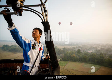 Heißluft-Ballon-Pilot, Vang Vieng, Laos. Stockfoto
