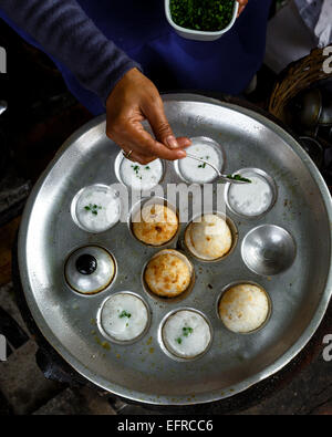 Süße Kokos-Pfannkuchen mit Reismehl gemacht & Kokosmilch, gebraten in einer gusseisernen Form, Vientiane, Laos. Stockfoto