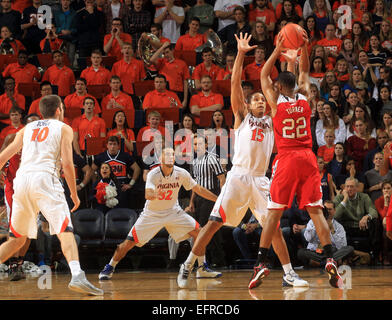 Charlottesville, Virginia, USA. 7. Januar 2015. Virginia bewachen Malcolm Brogdon (15) und North Carolina State guard Ralston Turner (22) während dem Spiel 7. Januar 2015, in Charlottesville, Virginia Virginia besiegt NC State 61-51. © Andrew Shurtleff/ZUMA Draht/Alamy Live-Nachrichten Stockfoto