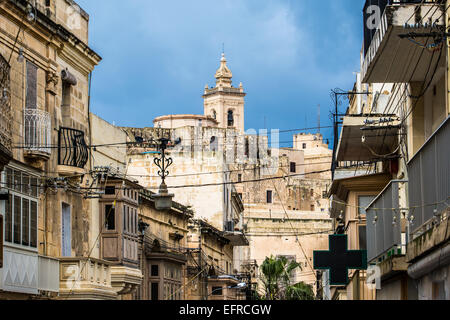 Blick auf die Straße mit der Zitadelle Festung auf der Insel Gozo, Malta. Stockfoto