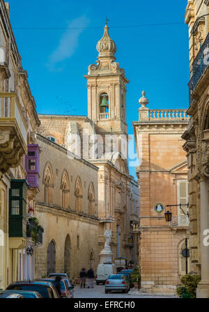 Maltesische Gasse in Mdina mit Steinbauten in traditioneller Architektur. Stockfoto