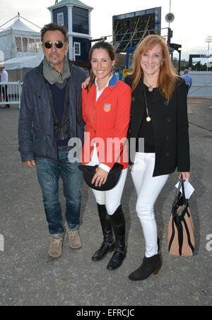 Stolze Eltern, Bruce Springsteen und Patti Scialfa stellen mit ihrer Tochter Jessica Springsteen, ihre Klasse für die USA bei der RDS Dublin Horse Show 2014 Featuring gewann: Bruce Springsteen, Jessica Springsteen, Patti Scialfa Where: Dublin, Irland: 07 Stockfoto