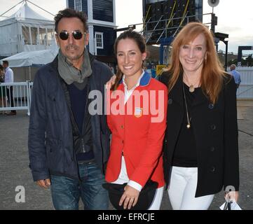 Stolze Eltern, Bruce Springsteen und Patti Scialfa stellen mit ihrer Tochter Jessica Springsteen, ihre Klasse für die USA bei der RDS Dublin Horse Show 2014 Featuring gewann: Bruce Springsteen, Jessica Springsteen, Patti Scialfa Where: Dublin, Irland: 07 Stockfoto